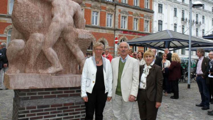 Denkmal an historischem Ort: Anke Spoorendonk (links), Clemens M. Strugalla und Swetlana Krätzschmar weihten es am Sonntag ein.  