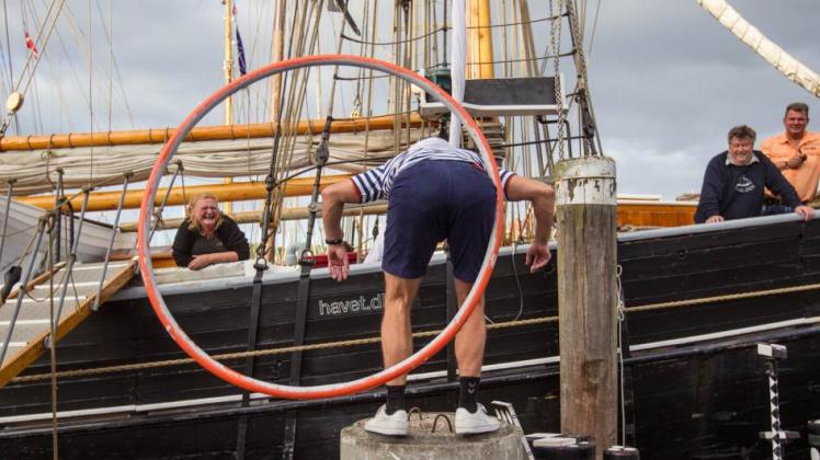 So geht’s auch: Ein Artist des dänischen Kultur-Seglers „Havet“ zeigt ungewöhnliche Hula-Übungen. 