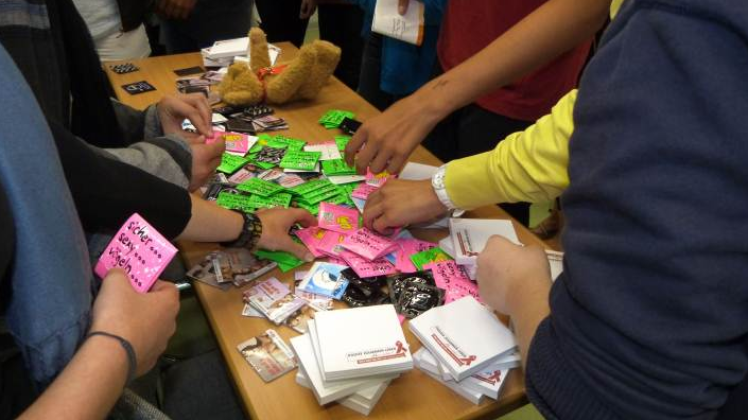 Rund 10  000 Kondomverpackungen mit dem Siegermotiv werden in den nächsten Monaten bei Präventionsveranstaltungen verteilt. 