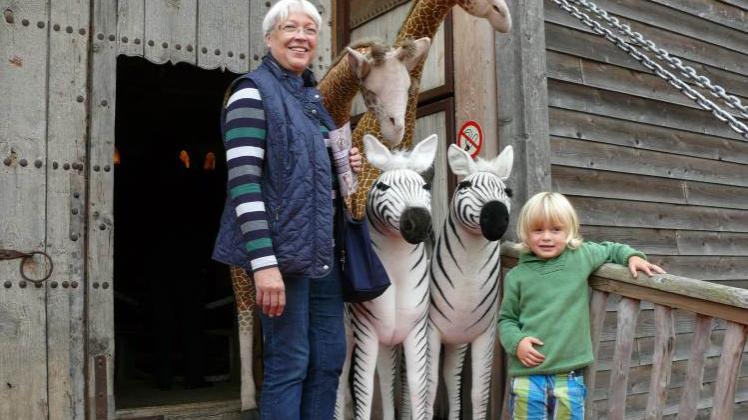 Von Giraffen und Zebras begrüßt: Annegret Schulz und ihr Enkel Paul Achilles vor der Arche Noah.  