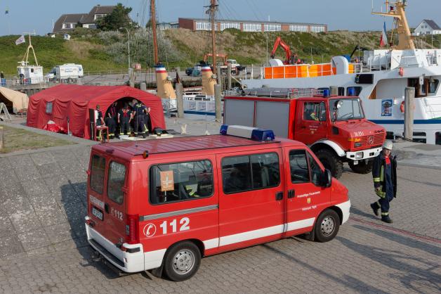 Fahrzeuge und Zelte von Hilfsorganisationen stehen am 07.09.2013 während einer Übung im Hafen von Hörnum auf Sylt Fahrzeuge und Zelte von Hilfsorganisationen stehen am 07.09.2013 während einer Übung im Hafen von Hörnum auf Sylt
