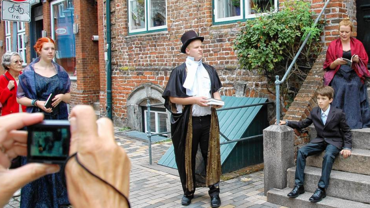 Der junge Storm lässt sich vorlesen: Die Theatergruppe der Hermann-Tast-Schule lud zu einer Zeitreise ein – hier eine szenische Interpretation auf der Treppe des Hauses in der Hohlen Gasse 3, wo die Eltern des Dichters von 1820 bis 1880 wohnten. 