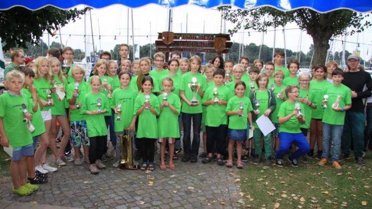 Unverkennbar: die Teilnehmer der Regatten der diesjährigen Schleiboot-Liga in ihren leuchtend grünen T-Shirts. 