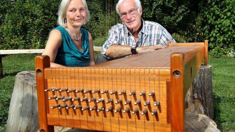 Erleben fast täglich die heilende Kraft der Märchen: Edith und Klaus Dörre mit einem Monochord in ihrem Garten.  