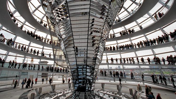 Die Kuppel des Reichstags, Sitz des Bundestages, in Berlin, gefüllt mit Besuchern.
