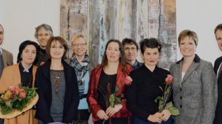 Deutschland und Frankreich im Herzen: Burkhard Dierks (von links), Barbara Aust-Wegemann, Michael Halfmann, Mouna Ramcke, Ministerin Anke Spoorendonk, Armelle Maguer, Tobias Duwe, Nathalie David, Kuratorin Stefanie Fricke und Landrat Oliver Stolz.    fko