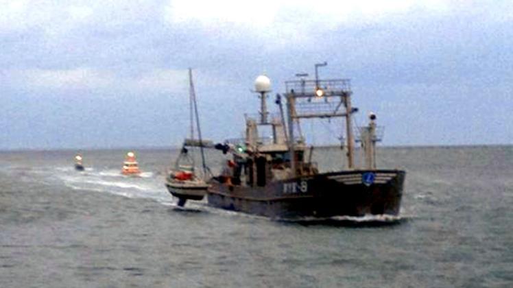 Mit der havarierten Segelyacht am Kran fuhr die "Wyk 8" zurück in den Hörnumer Hafen.