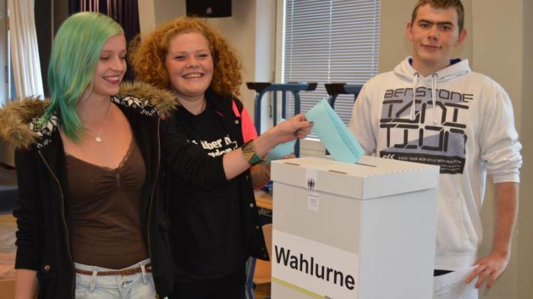Lina Wienstrath (rechts) und Michelle Suhr stecken ihren Stimmzettel in die Wahlurne. Wahlhelfer Steffen Schönwald beobachtet, ob alles regelkonform zugeht.  