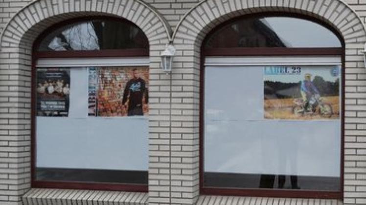 Das Schaufenster am Pinneberger Fahltskamp: Die Plakate hängen schon. pt (2)Die Marke "Label 23 - Boxing Connection" wird vornehmlich übers Internet vertrieben. 