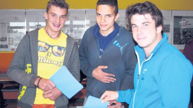 Ismail Zobi (Mitte) prüfte, ob  Jannik Hegemann (links) und Paddy Forberger die Wahlzettel in die Wahlurne werfen. Fotos: Ahrens 