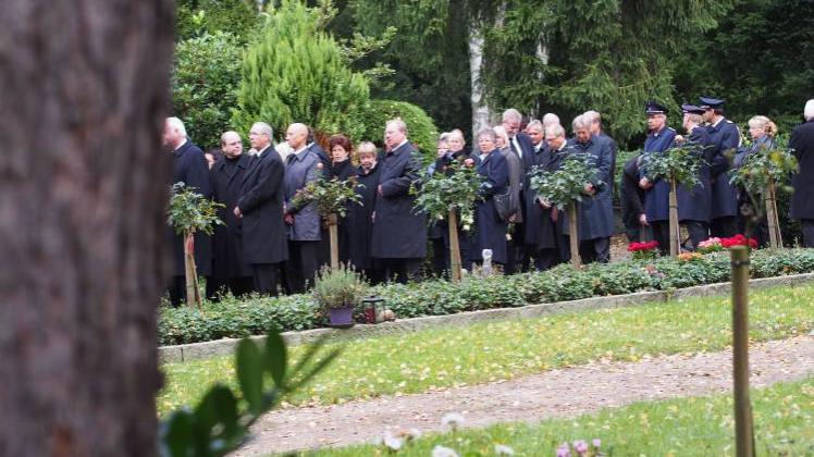 120 Menschen waren auf den Pinneberger Friedhof gekommen, um dem verstorbenen SPD-Politiker zu gedenken. 