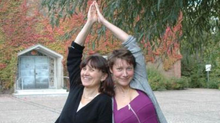 Schon jetzt ein Team: Pastorin Susanne Guhl (links) und Saskia Behrmann vor der St. Michael-Kirche.  