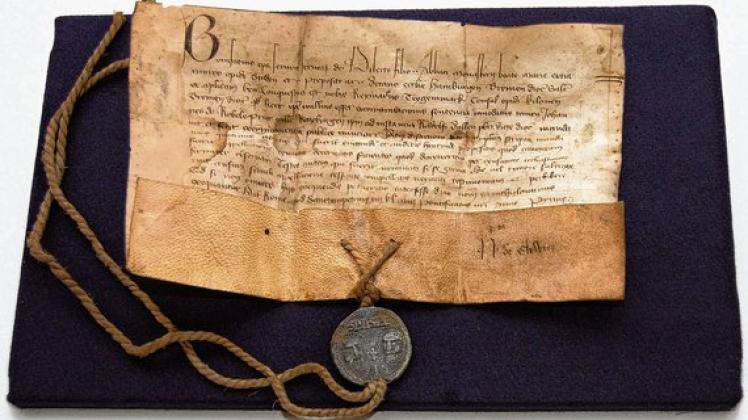 Das päpstliche Dokument mit Bleisiegel: Jahrzehnte in einem Keller eingelagert, trug es Wasserflecken davon.  Foto: Warleberger Hof
