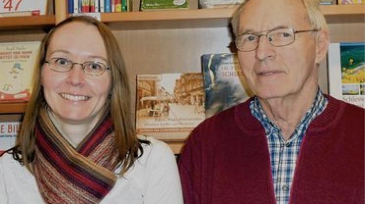 Claudia Kollschen und  Peter Steenbuck werden am 5. April aus ihrem Barmstedt-Buch lesen. bz