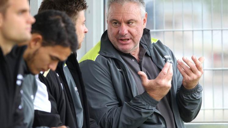 Herbert Kummer (re.), hier auf der Bank des Regionalligisten ETSV  Weiche,    stellte einen Weltrekord im Bankdrücken auf. 