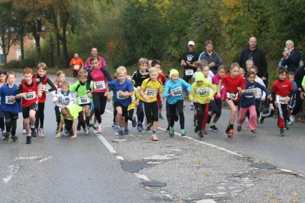 Großes Gedränge und Sturzgefahr gab es beim Zwergenlauf über 1,5 Kilometer. Fotos: Müller (2) Großes Gedränge und Sturzgefahr gab es beim Zwergenlauf über 1,5 Kilometer. Fotos: Müller (2)
