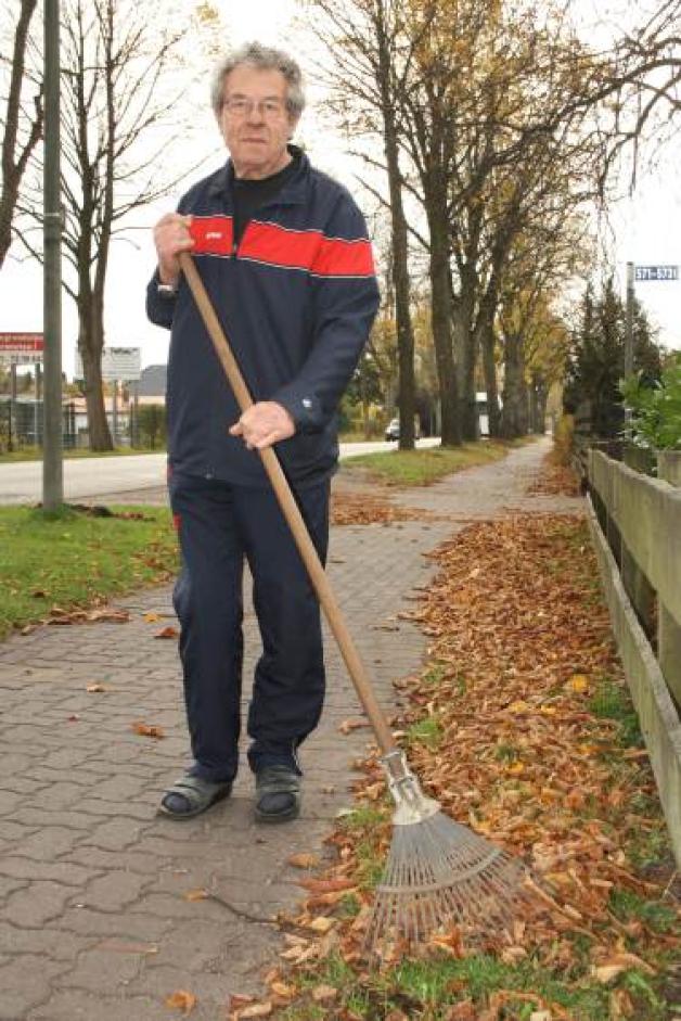 Seit Jahren schon harkt Rolf Ollmann auch Blätter der Bäume an der Kieler Straße weg. Seit Jahren schon harkt Rolf Ollmann auch Blätter der Bäume an der Kieler Straße weg.