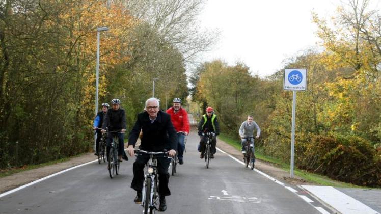 Bürgermeister Todeskino (vorn) und andere Radfreunde eröffneten gestern das erste Teilstück der Veloroute 10 in Kiel.  