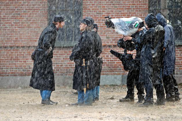 Dreh im künstlichen Regen: Eine Szene aus dem Kasernenhof.