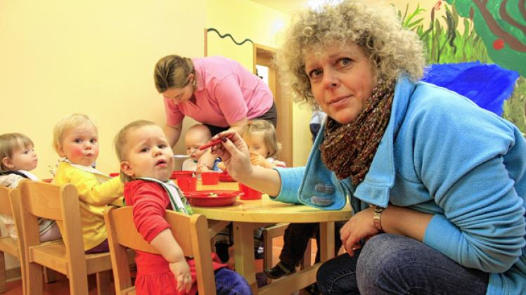 Turbulente Wochen liegen hinter der Kita Groß Grenz: Erzieherin Marita Urban füttert die kleine Ida Lampe. Nadine Schuldt 