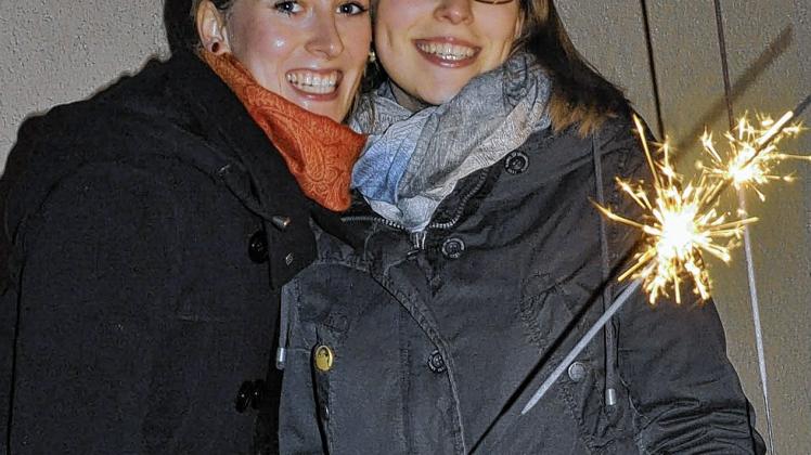 Ausgestattet mit übergroßen Wunderkerzen hatten sich Mandy Schmidt (l.) und Elisabeth Regelin auf den Weg zu der Silvesterparty bei einem Freund gemacht. Foto:  Christina Milbrandt