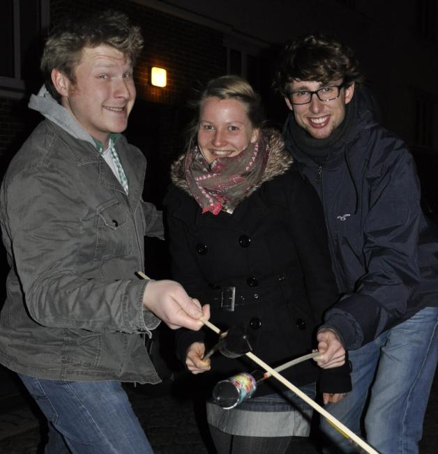 Gut gerüstet für das Feuerwerk am Stadthaften waren Alexander Borchert (v.l.), Katja Holz und Stephan Knorr.