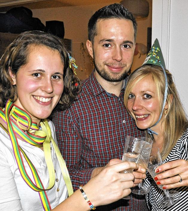 Ausgelassene Privatparty: Johanna Brast (v.l.). Robert Philipp und Carolin Janetzki feierten den Jahreswechsel zu Hause mit ihren Freunden. 