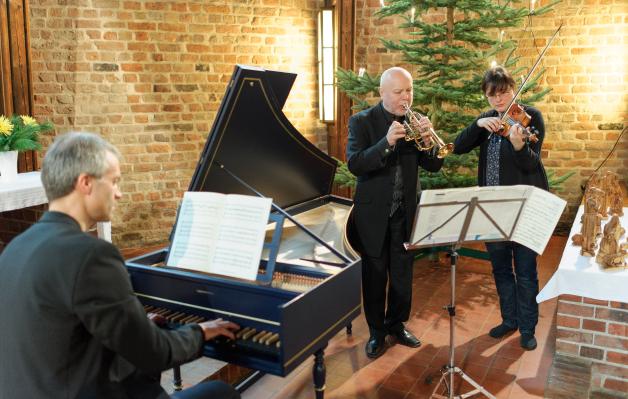 Mit einem Silvesterkonzert rundet die St.-Johannis-Kantorei das Jahr 2012 ab. Anne von Hoff (Violine), Prof. Rainer Auerbach, (Trompete) und Markus J. Langer (Cembalo und Orgel) musizieren Werke von Bach, Händel, Purcell und Telemann. Georg Scharnweber Mit einem Silvesterkonzert rundet die St.-Johannis-Kantorei das Jahr 2012 ab. Anne von Hoff (Violine), Prof. Rainer Auerbach, (Trompete) und Markus J. Langer (Cembalo und Orgel) musizieren Werke von Bach, Händel, Purcell und Telemann. Georg Scharnweber
