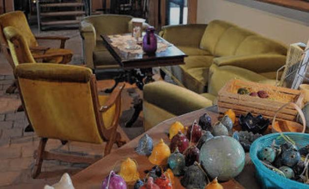 Umfeld mit besonderer Atmosphäre: Das grün gepolsterte Sofa im Café ist zu einem Treffpunkt für Menschen geworden, die in der Region etwas positiv bewegen möchten.