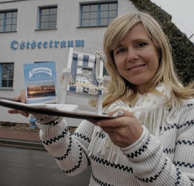 Hotel Ostseetraum: Chefin Susann Apitz unterbreitet ihren Gästen symbolisch besondere Arrangements. Außerdem wird auch einiges im Haus repariert. mapp Hotel Ostseetraum: Chefin Susann Apitz unterbreitet ihren Gästen symbolisch besondere Arrangements. Außerdem wird auch einiges im Haus repariert. mapp
