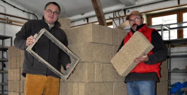 Die ersten Lehmsteine sind schon fertig: Ziegelei-Eigentümer Ernst Englaender (l.) und sein Mitarbeiter Dietmar Kelmilja baatz