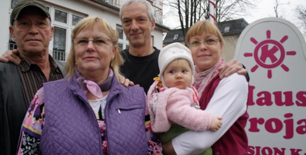 Haus Troja: Richard (l.) und Christa Kanwischer mit ihrer Tochter Katy und deren Mann Dieter und Tochter Melody Beier renovieren derzeit die Bäder. Haus Troja: Richard (l.) und Christa Kanwischer mit ihrer Tochter Katy und deren Mann Dieter und Tochter Melody Beier renovieren derzeit die Bäder.