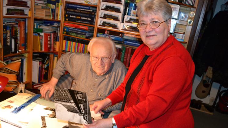 Bei der Auswahl der historischen Bilder sind Otto (84) und Margarete Fette (74) sehr genau. Die großen Veränderungen in Lütten Klein haben sie selbst miterlebt.Nicole Pätzold