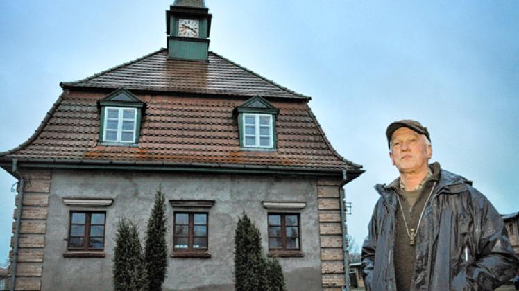 Das Uhrenhaus gehört zu den Gebäuden des Rittergutes Bandelstorf, die Landwirt Manfred Markmann von der Gemeinde gekauft hat. Claudia Labude-Gericke