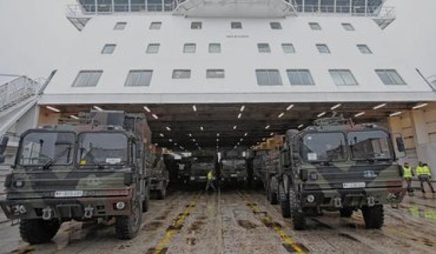 Die Vorbereitungen laufen: Bereits am Wochenende rollten insgesamt 300 Militärfahrzeuge im Hafen von Travemünde über die Verladerampe. Darunter auch die Wagen aus Havelberg.DPA