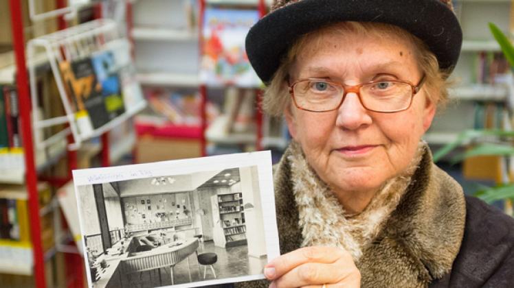 Marianne Löpp (74) leiht sich regelmäßig Bücher aus: "2007 mussten wir schon mal für unsere Bibliothek kämpfen. Das machen wir auch jetzt."   Sie besitzt sogar ein Bild  der Reutershäger Bibliothek von 1958, dem Eröffnungsjahr.Georg Scharnweber