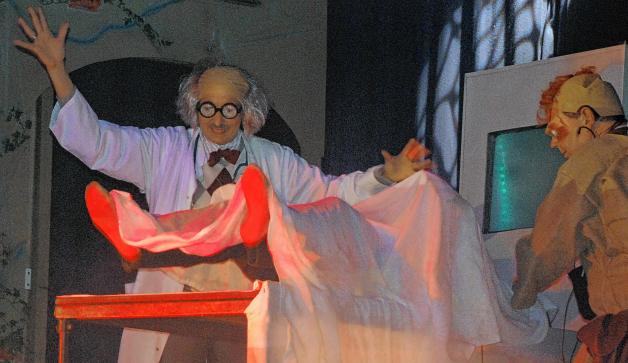 Dr. Frankenstein erschuf mit Hilfe von Igor (Udo Maury) Personal für die Party der Geissens.