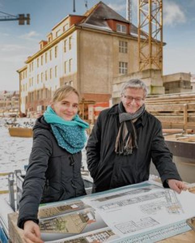 Das alte Gebäude wird ergänzt, erklären Wibke Lunow und Holger Richter vom BBL. Das alte Gebäude wird ergänzt, erklären Wibke Lunow und Holger Richter vom BBL.