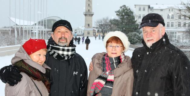 Familie Stubinski aus Stendal liebt das Ostseebad im Winter und freut sich auf eine   Strandwanderung Richtung Wilhelmshöhe.  mikl