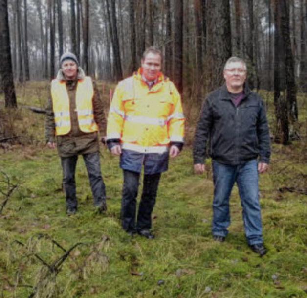 Dirk Dannenberg (l.), Stefan Anker (M.) und Bernd Kanscheit begutachten das Baufeld im Waldstück an der B 5. mick