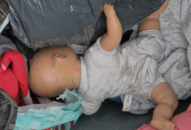 Die Schreie dieser Babypuppe hat eine Frau gehört und daraufhin Alarm geschlagen, weil sie befürchtete, dass ein Baby in dem Altkleidercontainer liegt. Nonstopnews