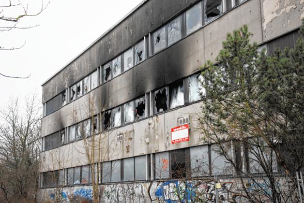 Die Brandruine der ehemaligen Parteischule ist abrissreif. Foto: Gert Steinhagen