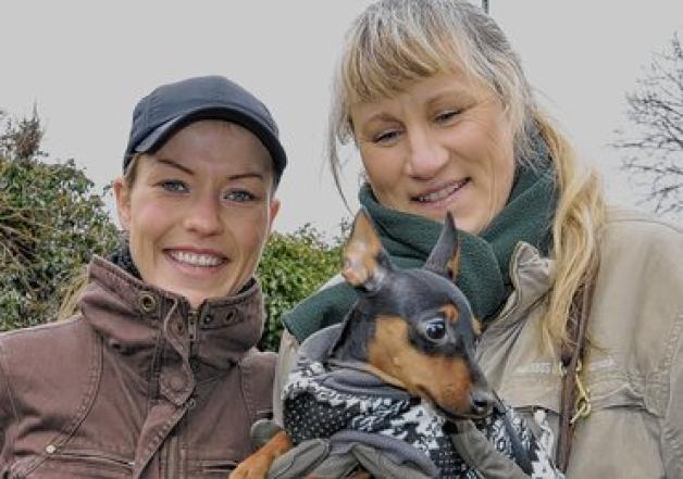 Kerstin Westhoff (r.) liebt große und  kleine Hunde. Sie freut sich, dass auch Zwergpinscher  "Roxy" und ihre Besitzerin an der Wanderung teilnehmen.