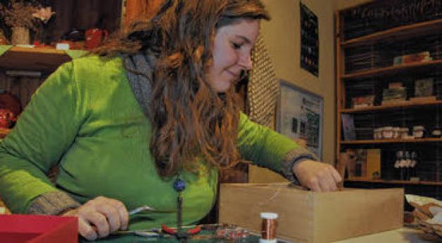 In ihrer Schatztruhe finden sich zahlreiche Perlen, nicht nur aus Glas: Josefine Hemzal liebt es, aus Perlen Ohrringe zu machen. Sabrina Panknin In ihrer Schatztruhe finden sich zahlreiche Perlen, nicht nur aus Glas: Josefine Hemzal liebt es, aus Perlen Ohrringe zu machen. Sabrina Panknin