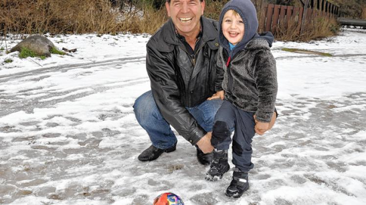 Beim Ballspiel in den Schneeresten haben  Elez Hasani und sein Neffe Ardian viel Spaß. cmil