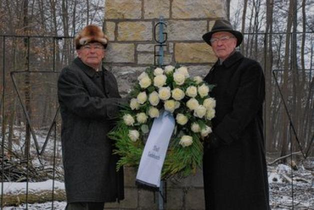 Seit Jahren nehmen Rudolf Pieper (links) und Günter Blankenberg  an der Kranzniederlegung am 27. Januar am Mahnmal in Gadebusch teil. Auch gestern  legten sie  zusammen einen Kranz  nieder. Marie  Boywitt