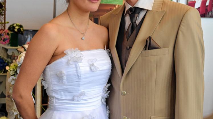 Probelauf: Lisa Heinrichs und ihr Freund Alexander Tyburcizo sind für zwei Tage  in die Braut- und Bräutigam-Rolle geschlüpft.