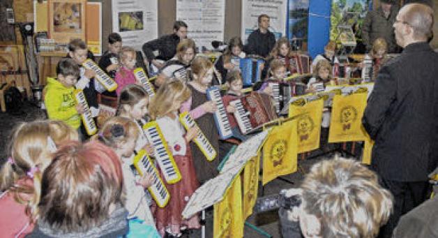 Mit Melodica und Akkordeons musizierten die Kinder der Musikschule Fröhlich.
