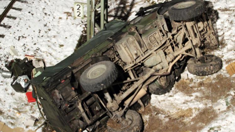 Der Bundeswehr-Lkw stürzte bei Rostock 15 Meter in die Tiefe. Drei Soldaten wurden verletzt.Stefan Tretropp