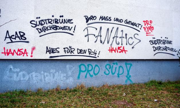 Rostock ist zugepflastert mit Graffiti wie diesem: Jetzt gibt der FC Hansa nach und öffnet die Südtribüne wieder.  Scharnweber